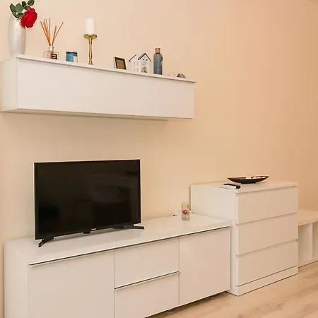 Coastal 1bd Flat With Pool & Parking