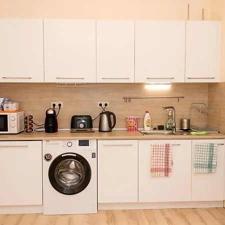 Coastal 1bd Flat With Pool & Parking *
