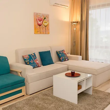 Coastal 1bd Flat With Pool & Parking *