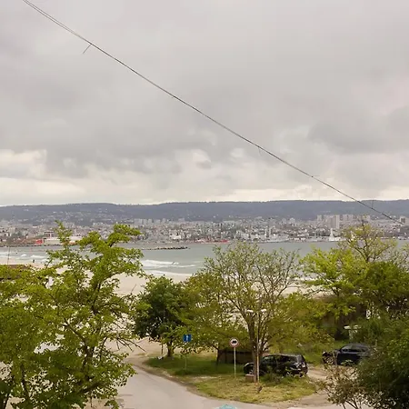 Coastal 1bd Flat With Pool & Parking