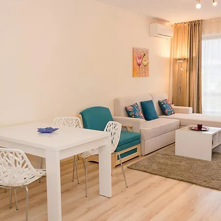 Coastal 1bd Flat With Pool & Parking