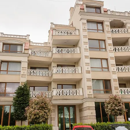 Coastal 1bd Flat With Pool & Parking *