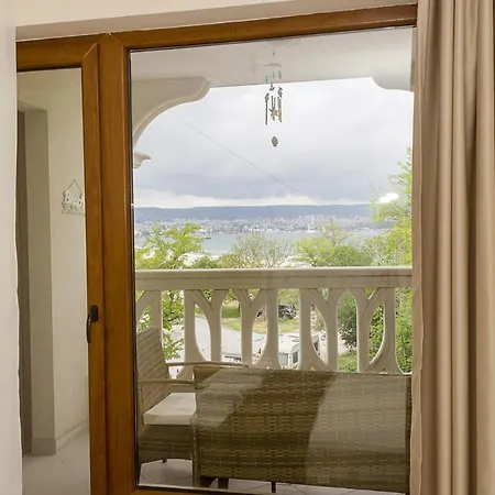 Coastal 1bd Flat With Pool & Parking Apartment *
